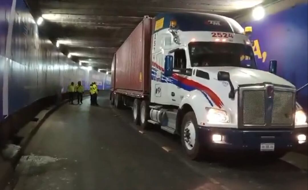 Tráiler atorado en Avenida Chapultepec provoca caos vehicular; la circulación ya fue restablecida. Foto: Captura de pantalla