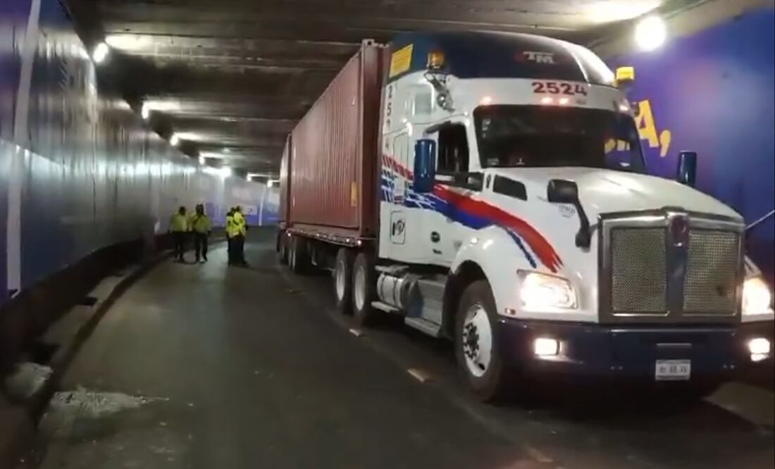 Tráiler atorado en Avenida Chapultepec provoca caos vehicular; la circulación ya fue restablecida. Foto: Captura de pantalla