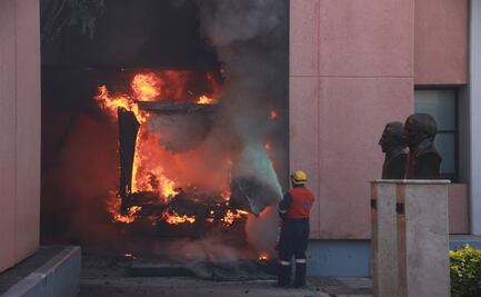 Estudiantes de Ayotzinapa lanzan bombas molotov y piedras al Congreso de Guerrero