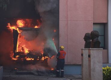 Estudiantes de Ayotzinapa lanzan bombas molotov y piedras al Congreso de Guerrero
