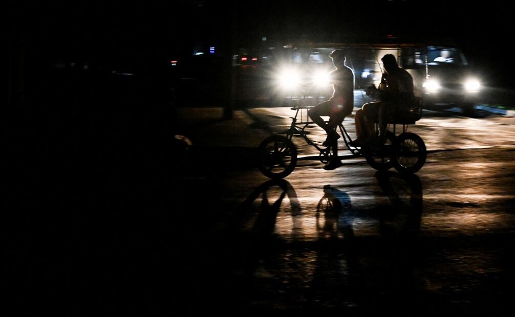 Cuba intenta recuperar su generación de energía el sábado por la mañana mientras millones de personas llevaban más de 24 horas sin luz. (15/03/25) Foto: AFP
