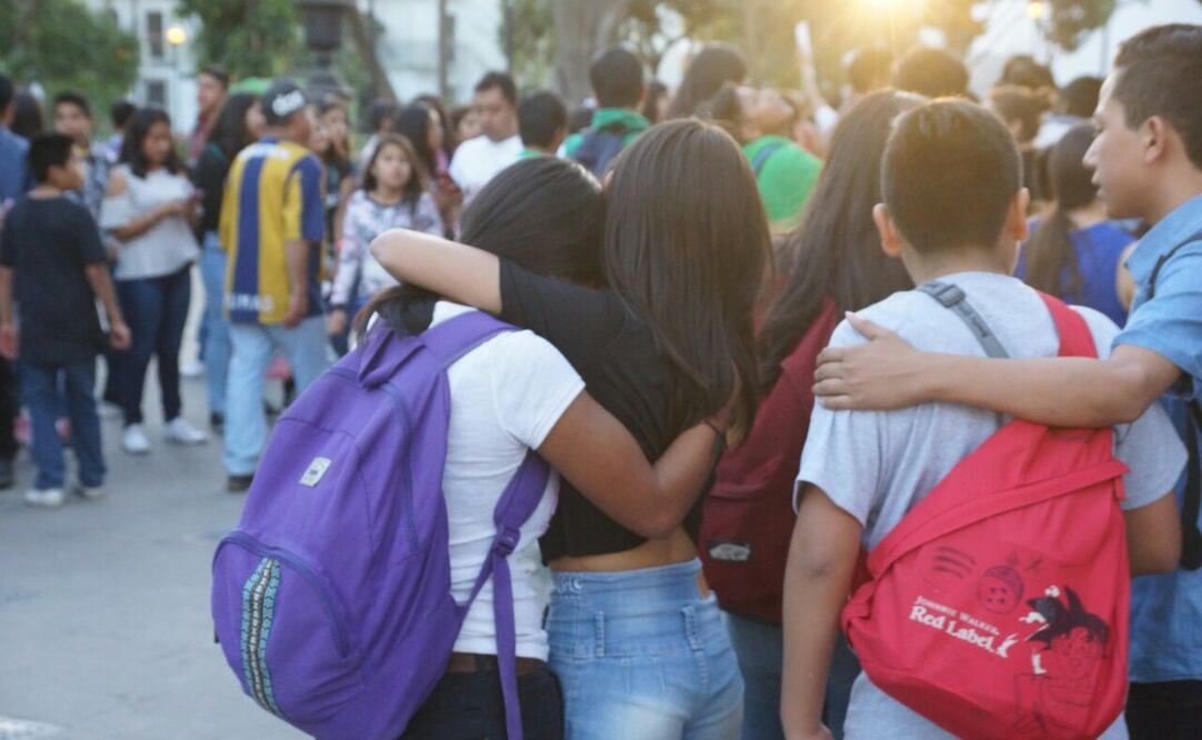 Evacuan a alumnos de la escuela secundaria en el centro de la ciudad de Oaxaca. (FOTO: Moises Saenz. EL UNIVERSAL)