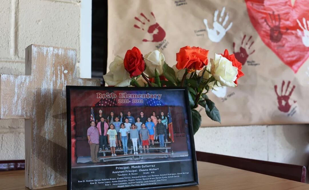 Una foto de la clase que fue víctima del ataque de Salvador Ramos, en un homenaje en la escuela Robb. Foto: Michael M. Santiago