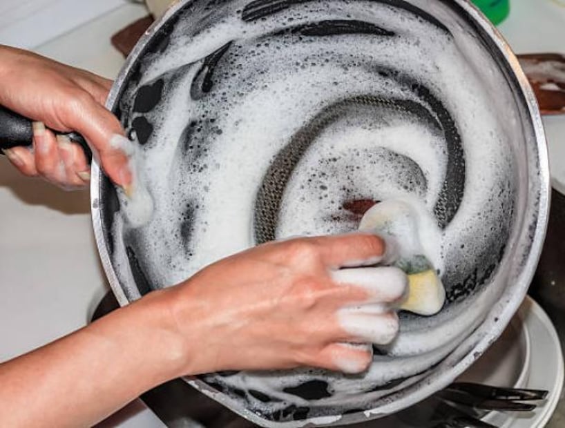 Es importante que lave los sartenes con una esponja suave. Foto:iStock
