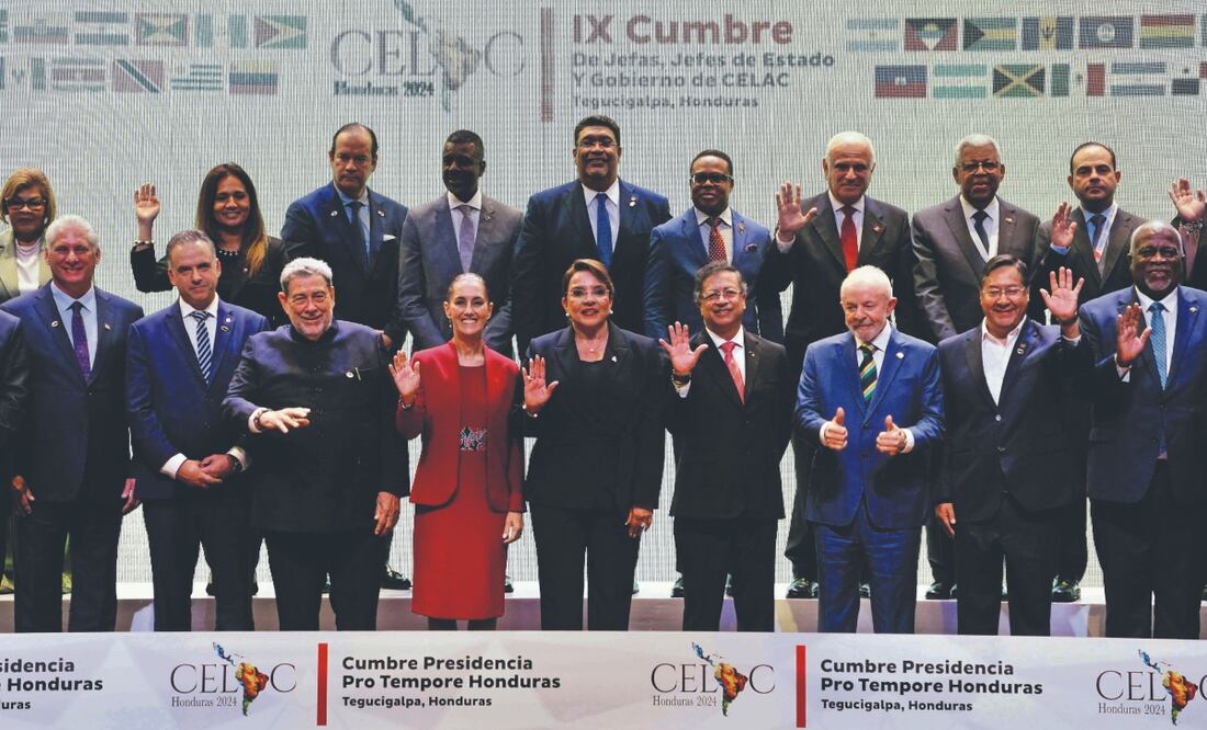 La presidenta de México, Claudia Sheinbaum (centro a la izquierda) y la mandataria de Honduras, Xiomara Castro (centro), ayer junto a otros mandatarios latinoamericanos y caribeños en la IX Cumbre de la Celac en Tegucigalpa. Foto: de AFP