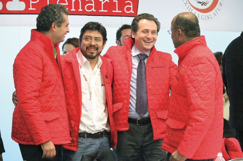 El PRI compró 65 chamarras para su reunión, a la que acudió el titular de la CFE, Enrique Reza, y el entonces director de Pemex, Emilio Lozoya (ARCHIVO EL UNIVERSAL)