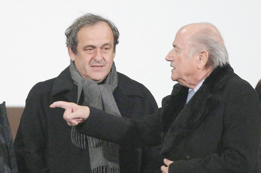 Michel Platini (izq.) y Joseph Blatter fueron suspendidos 90 días (AP)