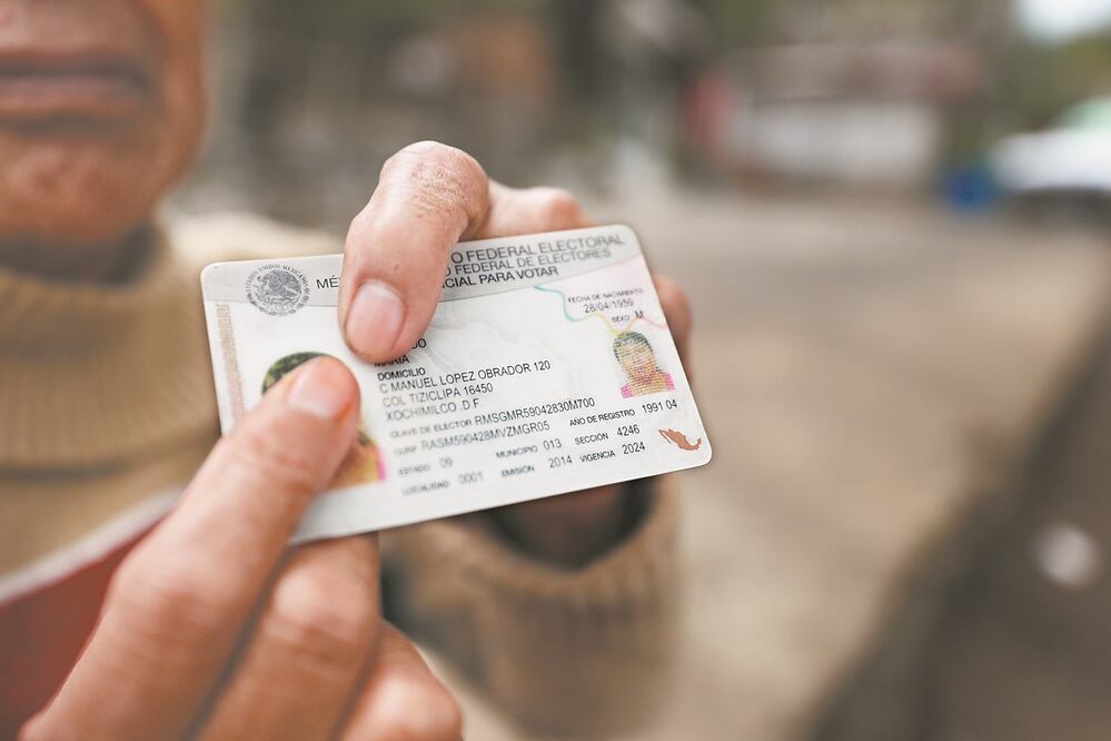 En una credencial de elector se muestra la dirección: calle López Obrador. Foto: DIEGO SIMÓN SÁNCHEZ. EL UNIVERSAL