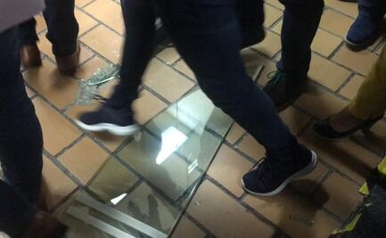 Ediles rompen puerta de cristal para entrar a edificio de Cámara de Diputados