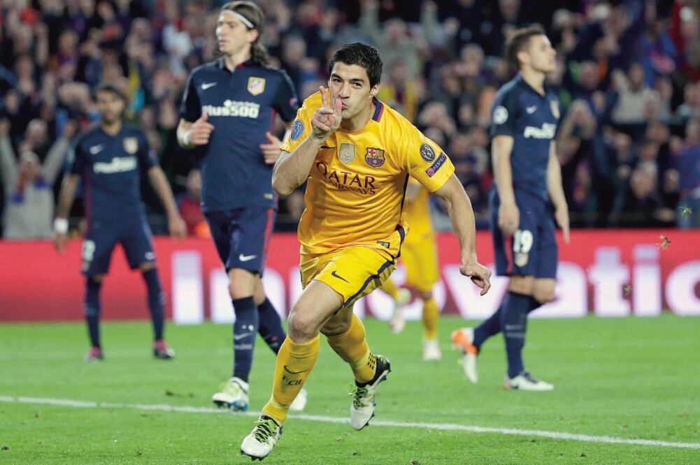 Luis Suárez (9) acabó con el intento de ‘rebelión’ del Atlético de Madrid en Barcelona (EMILIO MORENATTI. AP)