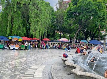 Pese a las vallas, regresan los ambulantes a la Alameda Central