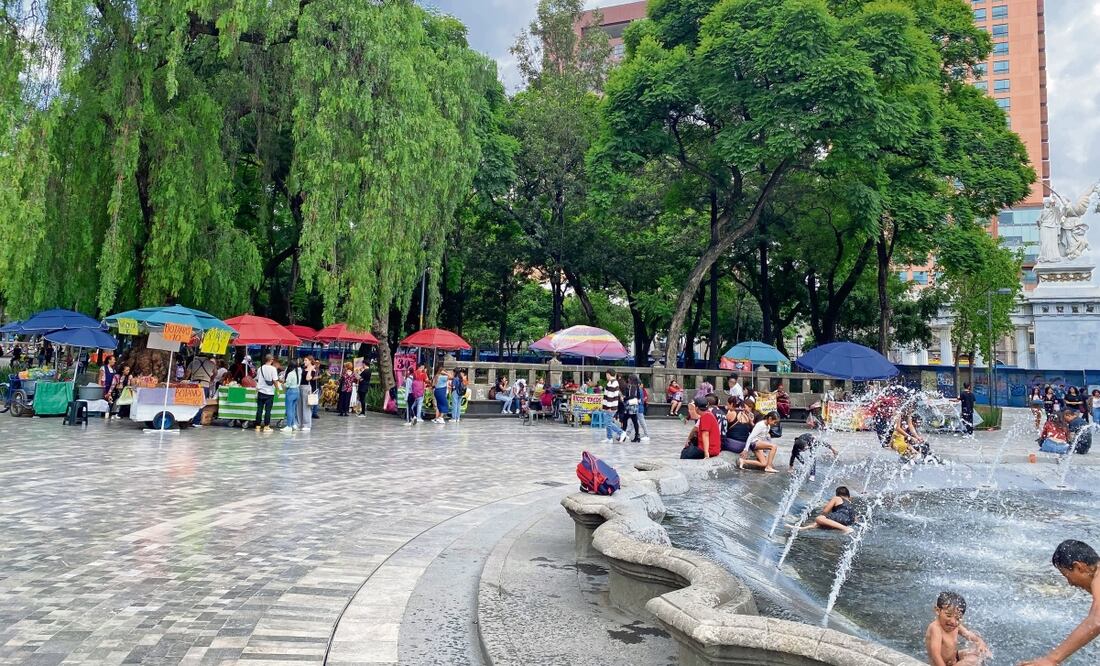 Los vendedores han invadido alrededor de las fuentes cercanas al kiosco que está amurallado y los andadores ubicados a la altura del Hemiciclo a Juárez. Foto: Alberto Acosta EL UNIVERSAL