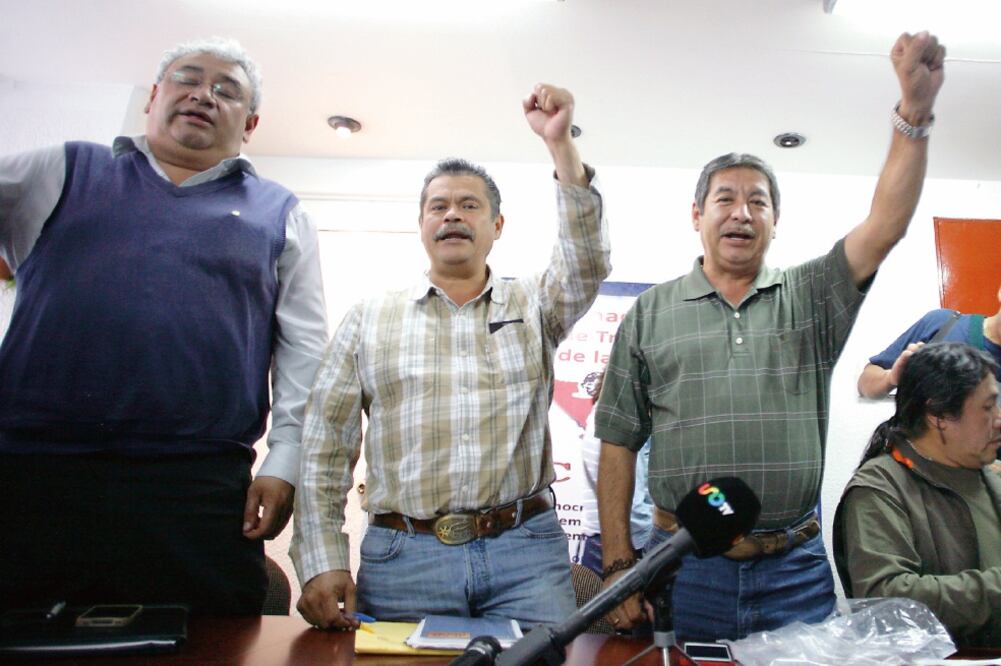 Los líderes de las secciones 14, 18 y 22 de la CNTE, que corresponden a Guerrero, Michoacán y Oaxaca, aseguran que las autoridades no podrán imponer la reforma educativa (IVÁN STEPHENS. EL UNIVERSAL)