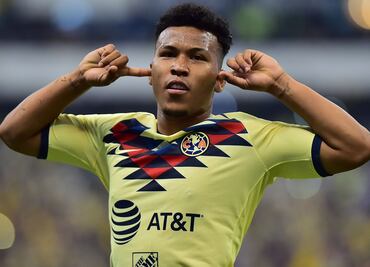 Roger Martínez regala juguetes a niños en Colombia