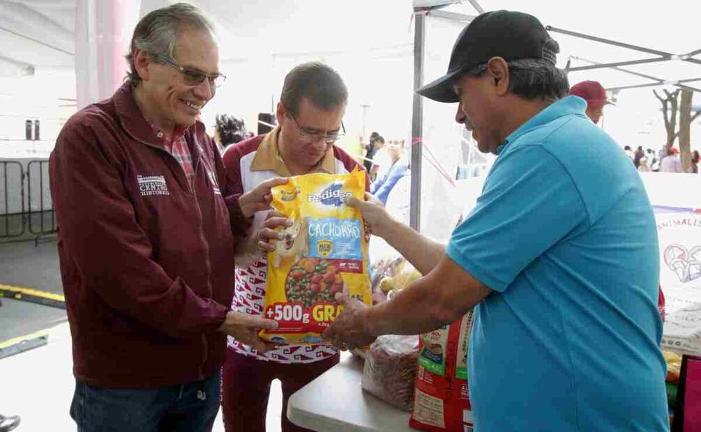 Vecinos de distintas partes de la Ciudad llegaron con bolsas de coquetas de todos los tamaños para apoyar a estos peludos y observar la función de lucha libre. Foto: Carlos Mejía. EL UNIVERSAL