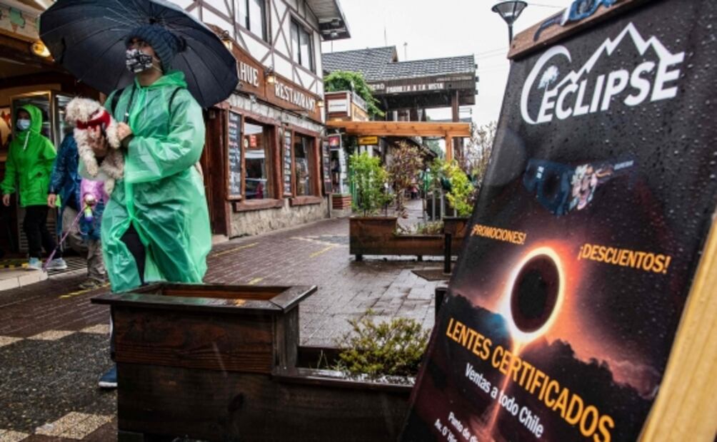 Pese a pandemia, chilenos se reúnen para ver eclipse solar