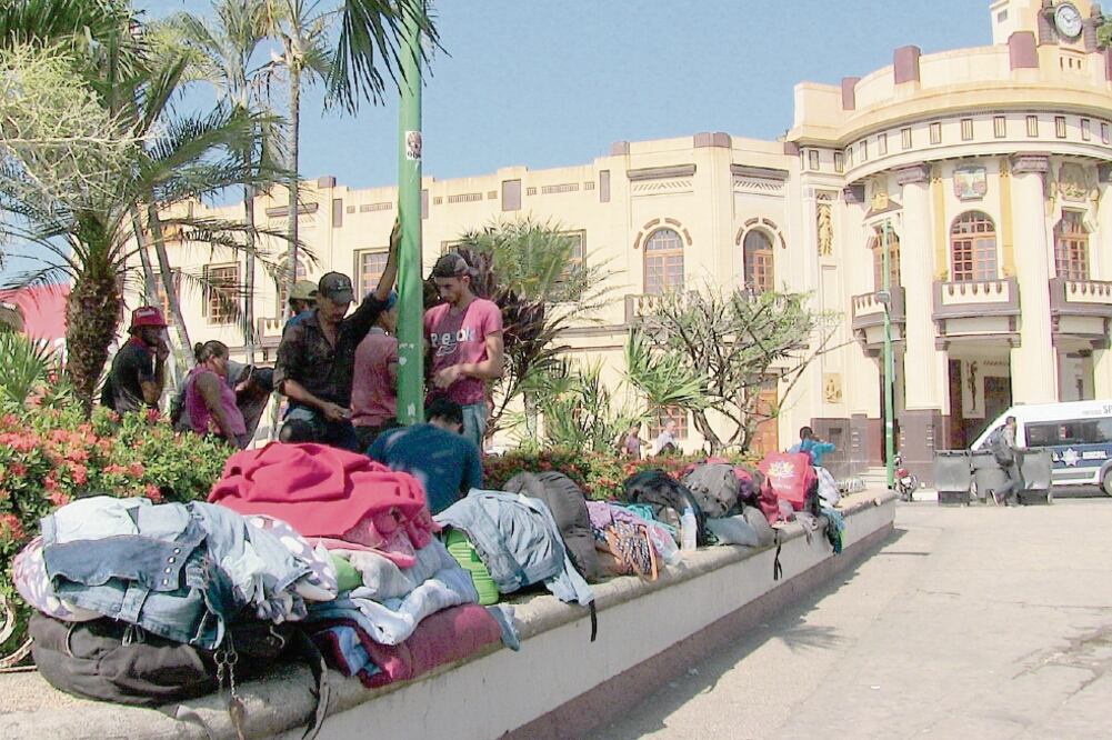 La Coparmex, región Soconusco y Costa, asegura quela presencia, desde hace más de 15 días, de los migrantes en el parque Miguel Hidalgo ha provocado una merma en las ventas de los comercios del centro histórico. Foto: MARÍA DE JESÚS PETERS. EL UNIVERSAL
