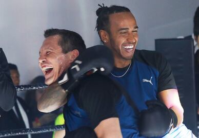 Julio César Chávez felicita a Lewis Hamilton por ganar el GP de México