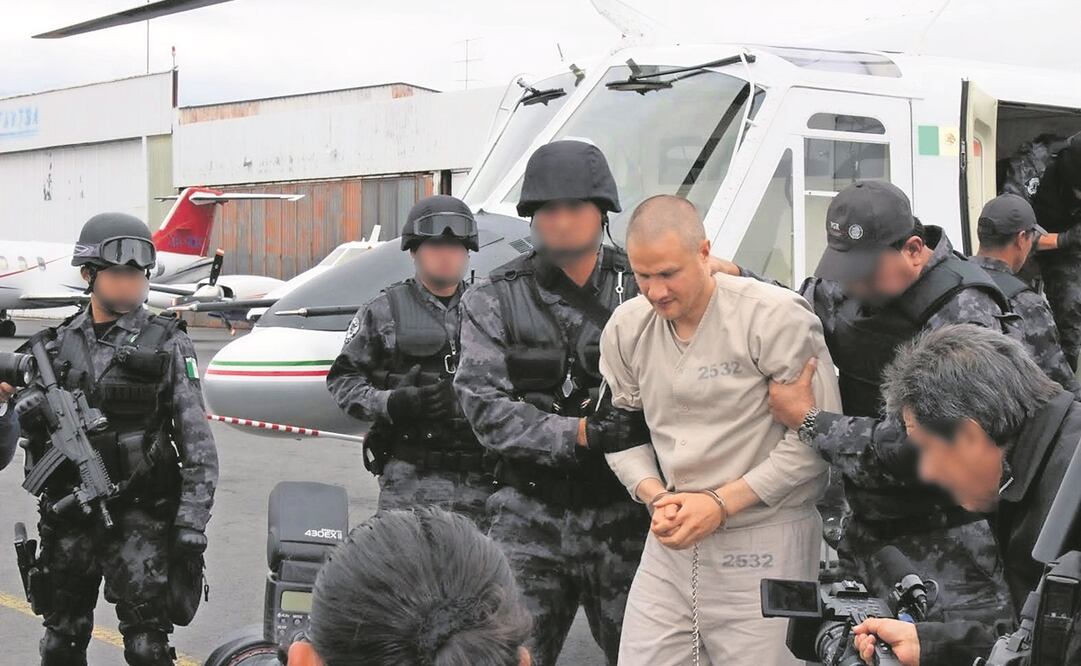 La PGR informó esta tarde de la extradición de Édgar Valdez Villarreal, "La Barbie", Jorge Costilla Sánchez, "El Coss" y 11 personas más a Estados Unidos.En un mensaje a medios, Tomás Zerón de Lucio, titular de la Agencia de Investigación Criminal (AIC) de la PGR, dijo que el proceso de concretó este día, a solicitud de diversas cortes federales de distrito y de circuito de EU."Las 13 personas extraditadas hoy son acusadas por la comisión de diversos delitos, entre ellos: asociación delictuosa, narcotráfico, homicidio, lavado de dinero, portación de armas de fuego y otros", señaló, Foto: Especial