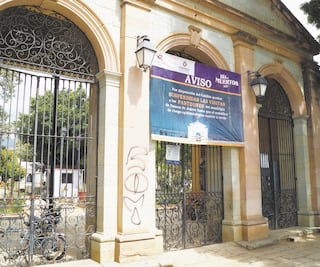 Panteones cerrados... pero avenidas abarrotadas, en Oaxaca