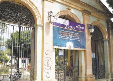 Panteones cerrados... pero avenidas abarrotadas, en Oaxaca
