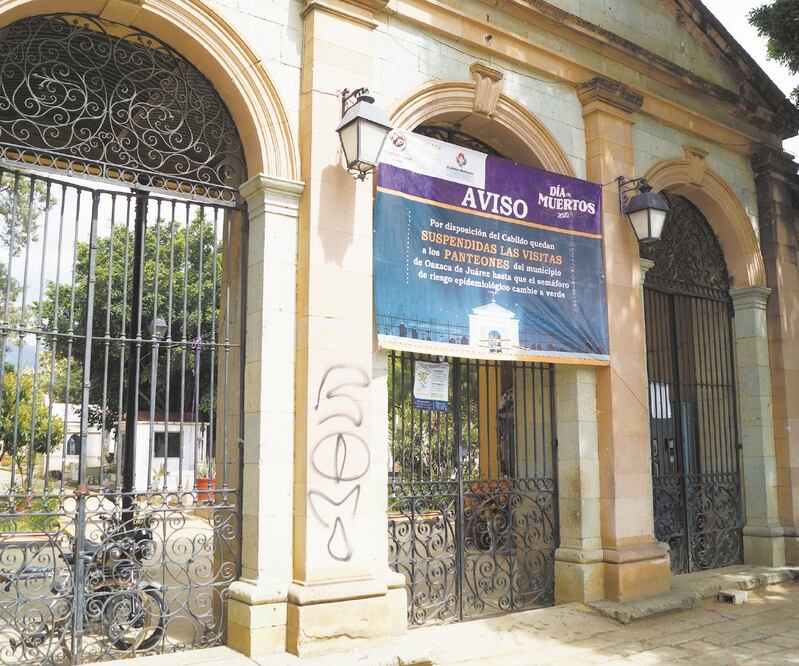Por disposición oficial, los panteones de Oaxaca más emblemáticos permanecen cerrados. EDWIN HERNÁNDEZ. EL UNIVERSAL