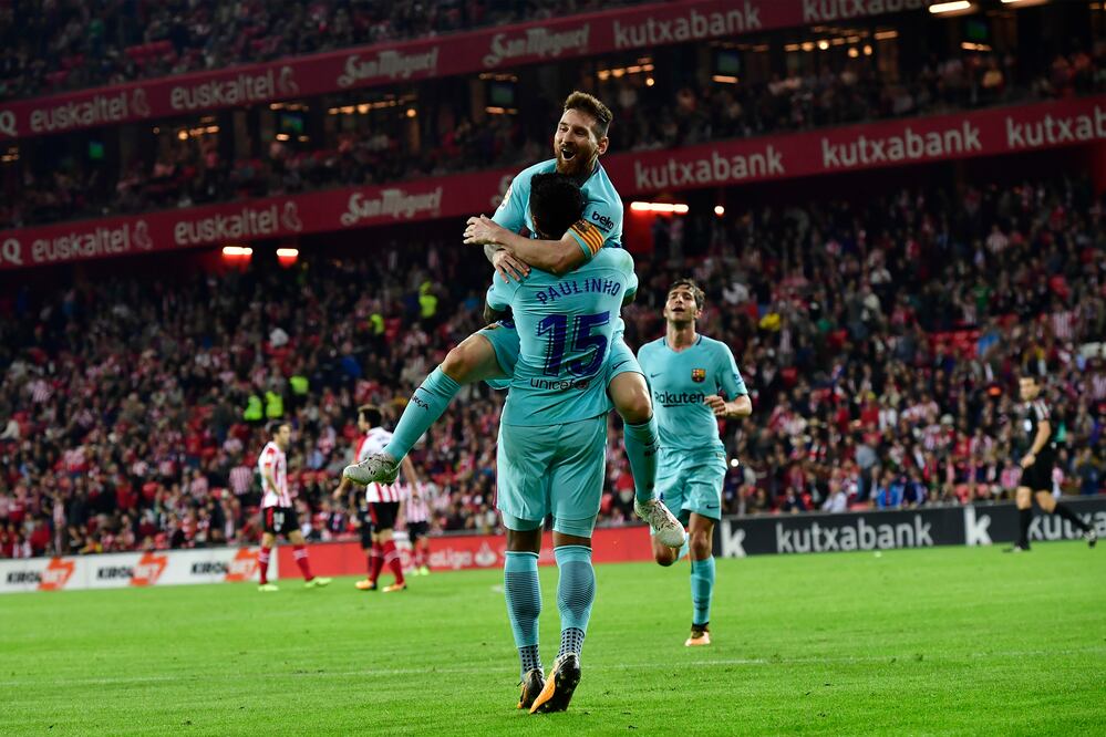 AP. Celebración de Messi y Paulinho durante el triunfo del Barcelona