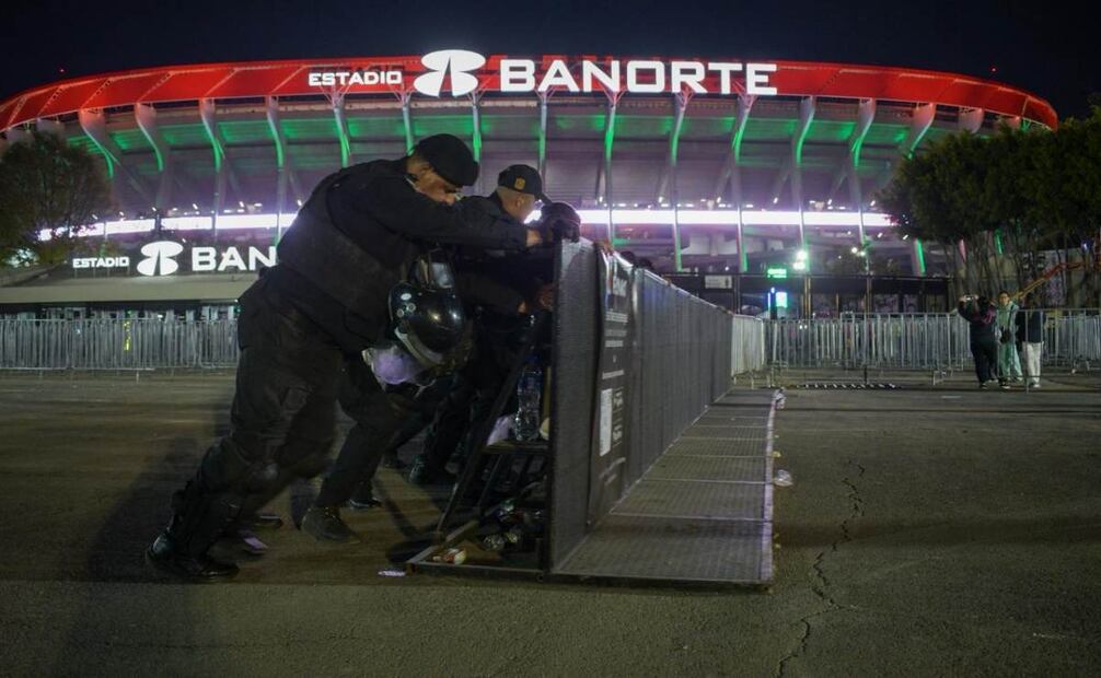 Empieza el retiro de las vallas en la explanada del Estadio Banorte. Foto: Santiago Cadena / EL UNIVERSAL.