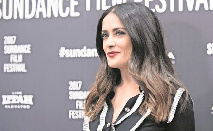 Salma Hayek comparte foto en la regadera 