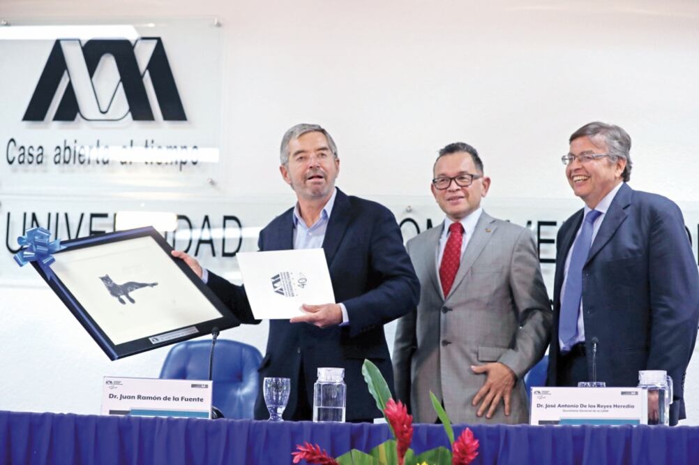 Juan Ramón de la Fuente (izq.) dictó la conferencia Drogas: un problema de salud pública, en la UAM Unidad Xochimilco. (LUIS CORTÉS. EL UNIVERSAL)