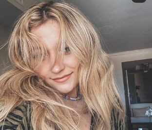 Hija de Angélica Rivera usa pañoleta como top en look de playa 