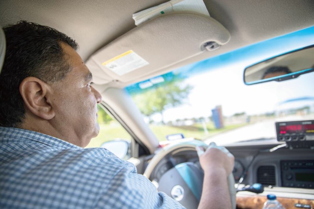 Argumento. Don Pablo, quien labora como taxista, dice que no está en contra de quienes quieran trabajar en Estados Unidos, sólo pide que lo hagan de manera legal, como él lo hizo (GERMÁN ESPINOSA. EL UNIVERSAL)