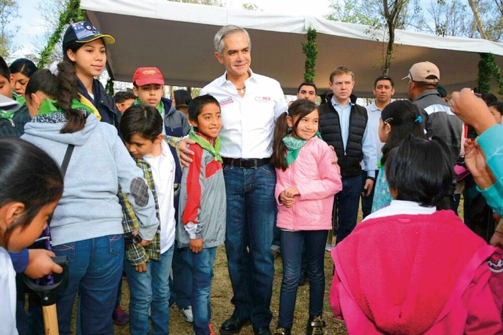 El mandatario capitalino encabezó una jornada de reforestación acompañado por decenas de niños a los que felicitó en su día (ESPECIAL)
