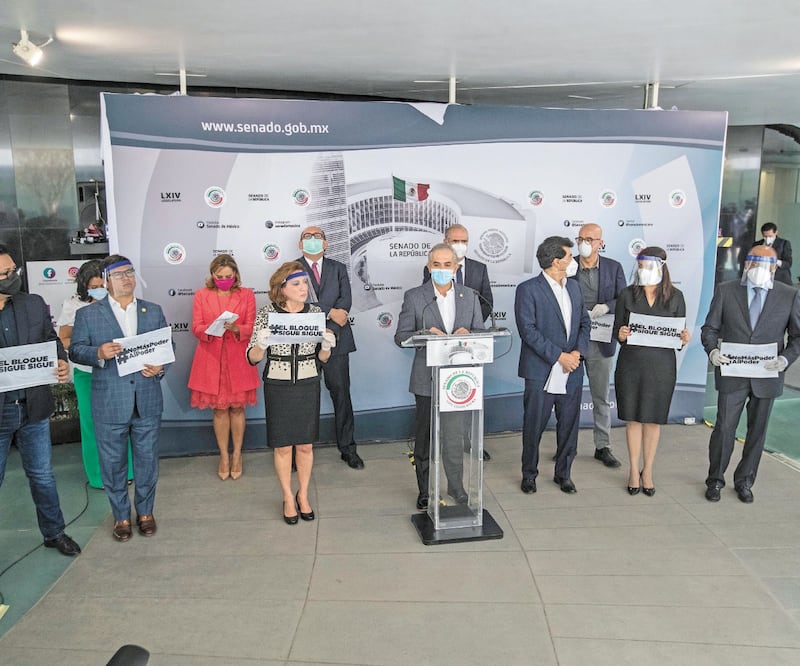 Legisladores del llamado bloque de contención utilizaron mensajes para manifestarse contra la reforma al presupuesto. Con insignias como #NoMasPoderAl Poder rechazaron la iniciativa que presentó el Ejecutivo. Foto: GERMÁN ESPINOSA. EL UNIVERSAL