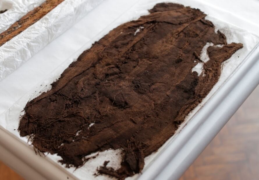 A sólo 40 centímetros del pavimento, descubren restos de una mujer tejedora de hace 600 años