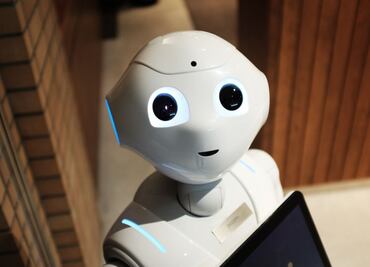 VIDEO: Robot sufre aparatosa caída en público y se viraliza en redes