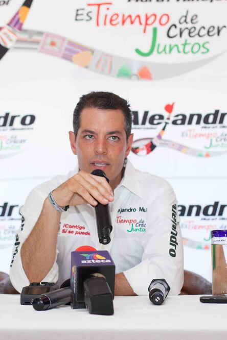 En Ixtepec, Oaxaca, Alejandro Murat Hinojosa, abanderado del PRI,PVEM y Panal a la gubernatura hizo un corte de caja de su campaña e informó que hasta ayer ha firmado 439 compromisos de cara a la sociedad oaxaqueña (ARCHIVO. EL UNIVERSAL)
