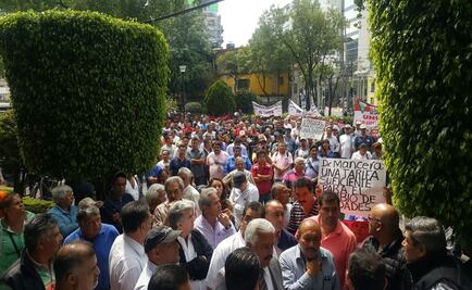 Protestan transportistas en Semovi; exigen incremento en tarifas