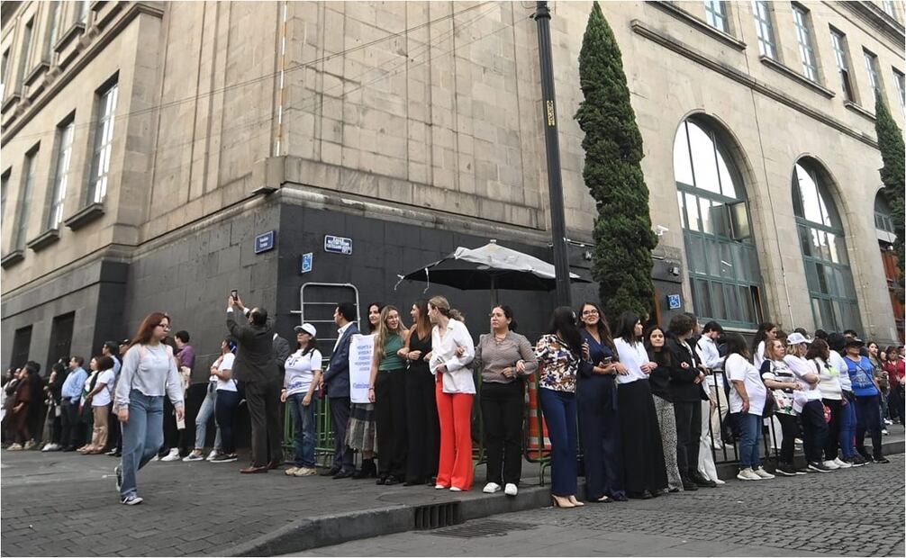 Juzgadores protestan con cadena humana en la Suprema Corte; simpatizantes de Morena los encaran. Foto: Fernanda Rojas/EL UNIVERSAL