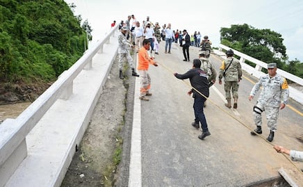 Tras 40 horas de trabajo de rehabilitación, reabren tránsito en carretera paralizada por puentes caídos en Chiapas