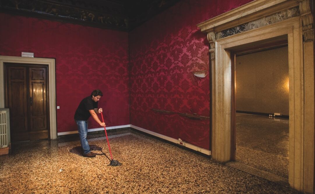 Teresa Margolles, "¿De qué otra cosa podríamos hablar? Limpieza" (2009). 
Limpieza del piso de las salas de exhibición hecha con una mezcla de agua y sangre de personas asesinadas en México. La acción tuvo lugar al menos una vez al día durante la Bienal de Venecia de 2009. 
Cortesía de la artista y de la Galerie Peter Kilchmann, Zurich.