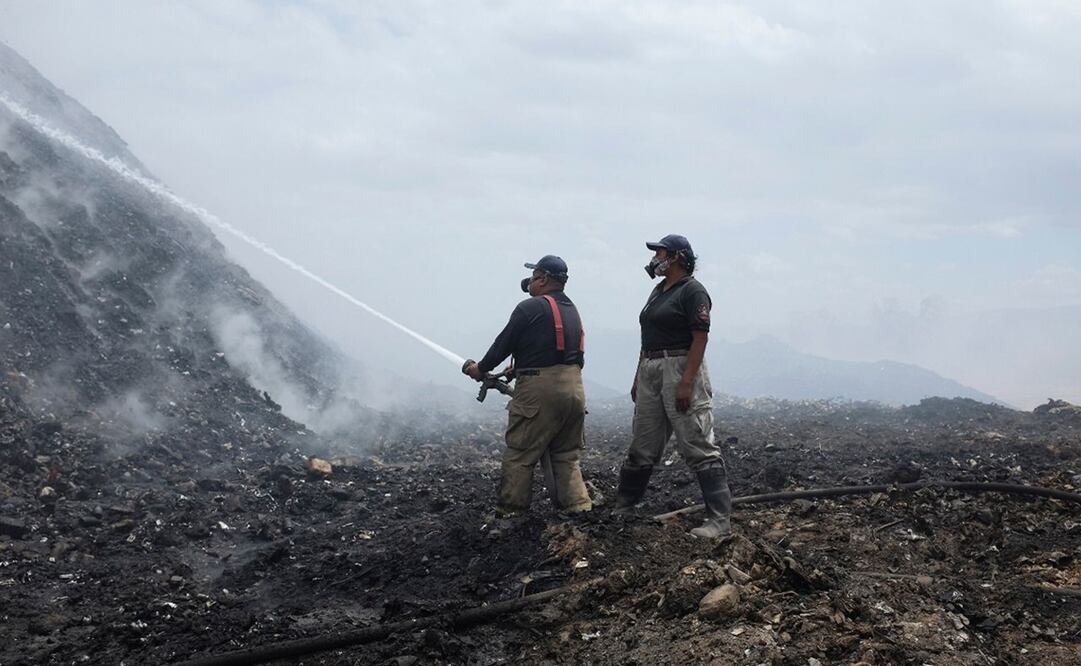 El fuego interno continúa consumiendo miles de toneladas de desechos domésticos. Foto: Especial
