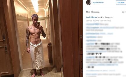 Justin Bieber presume músculos y cabello lila