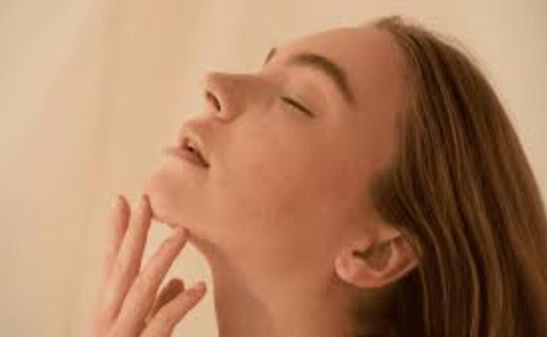 El mewing refleja el poder de las redes sociales para popularizar métodos simples que prometen resultados transformadores. Fuente: Freepik.