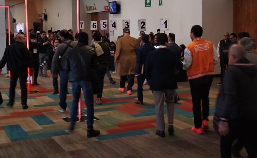 El dirigente nacional de Movimiento Ciudadano llegó al World Trade Center, donde encabezará la sesión. Foto: Especial