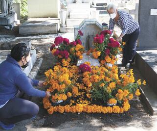 Adelantan visita a sus muertos 