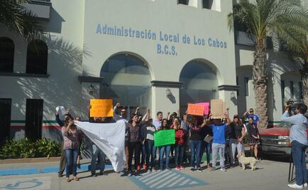 Protestan empleados del SAT despedidos en Cabo San Lucas