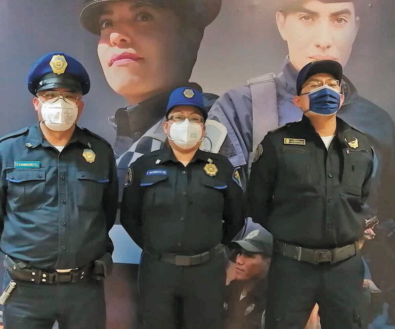 Tras el rescate, los policías auxiliares Ignacio Camacho, María Isabel Montiel y Víctor Abraham Valencia se sometieron a una sanitización completa. Foto: ESPECIAL