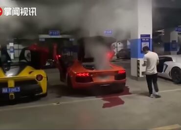 Hombre cocina carne en el escape de su Lamborghini y casi se incendia
