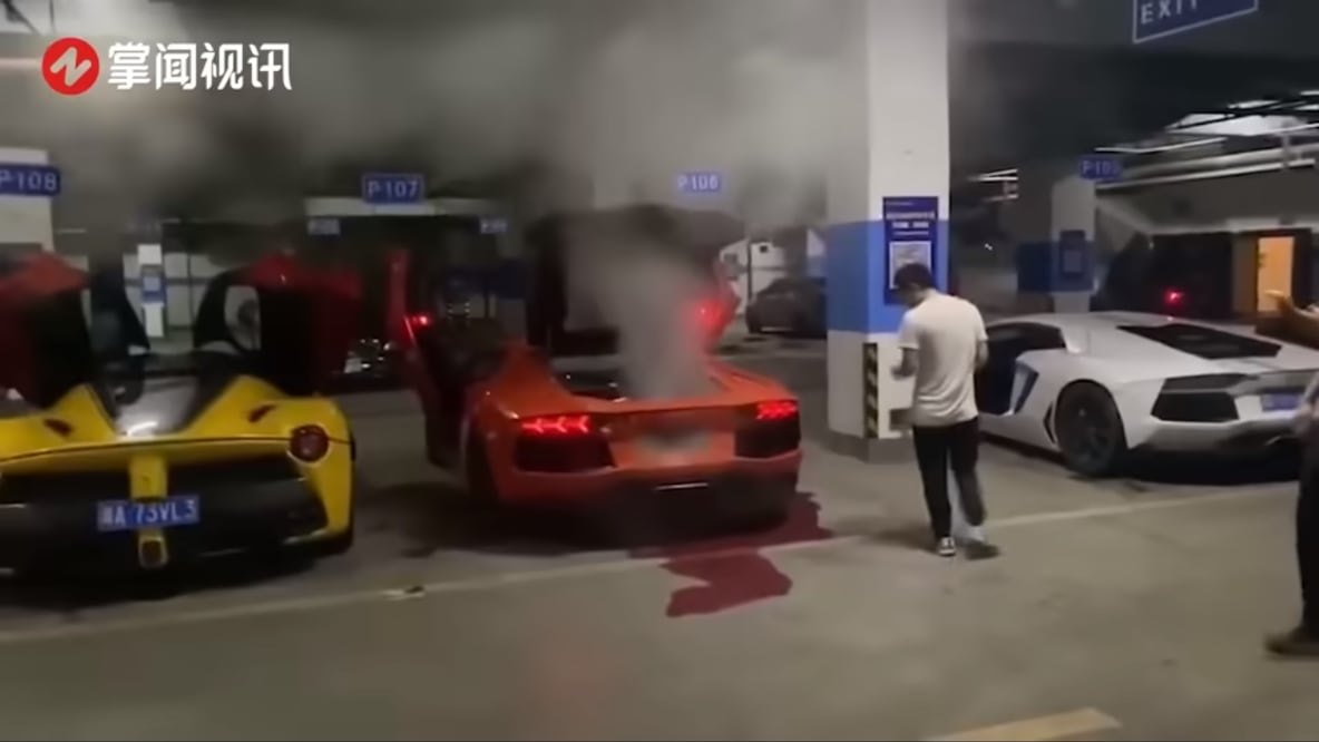Hombre cocina carne en el escape de su Lamborghini y casi se incendia